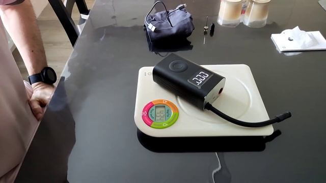 Распаковка насоса Xiaomi Mi Portable Electric Air Compressor (MJCQB01QJ) смотреть онлайн