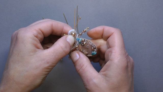 Брошь-жучок. Делаем усики и лапки. смотреть онлайн