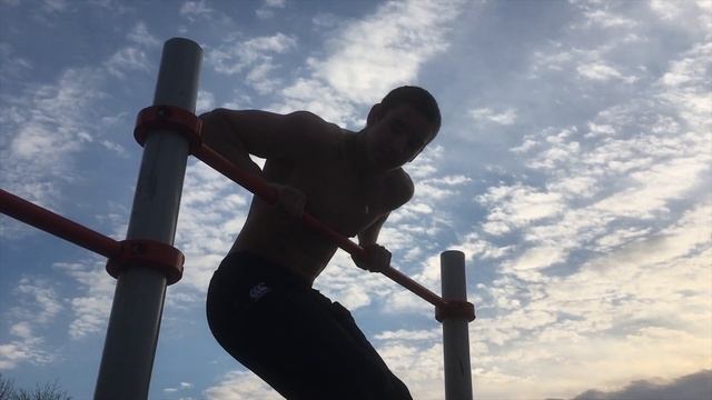 Как делать много выходов на две / выходы силой / выходы на турнике / как улучшить качество выходов смотреть онлайн