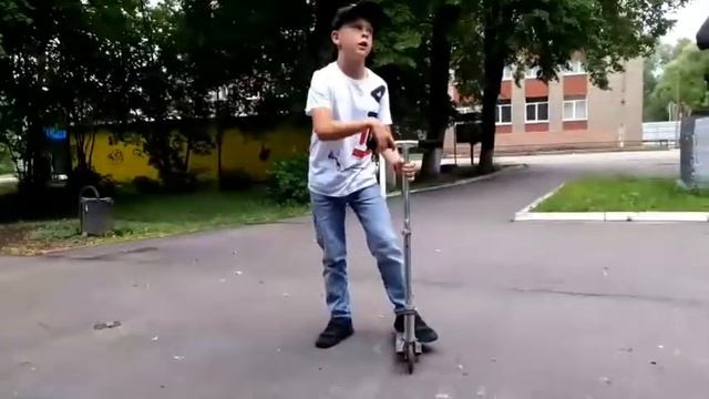 Взял самокат у брата | Прыгнул в доске трещина!!! смотреть онлайн