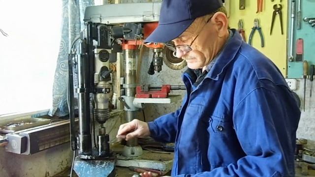 Как клепать косу, нож, сапу перфоратором смотреть онлайн