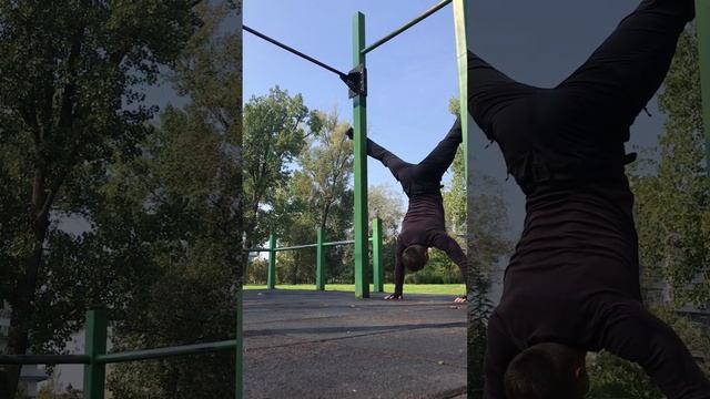 Отжимания вниз головой без упора ногами о стенку | Тренировки с собственным весом | Уличный спорт смотреть онлайн