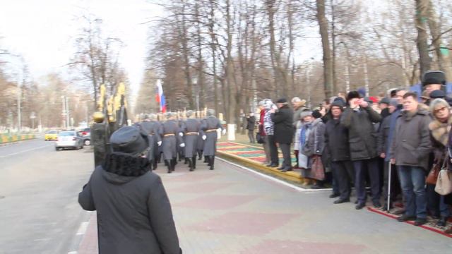 Очень вежливые люди.С оркестром! Валторнист жгет! смотреть онлайн