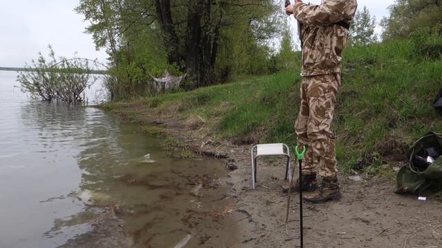 Ловля на донку с кормушкой с берега | Рыбалка с Fishingsib смотреть онлайн