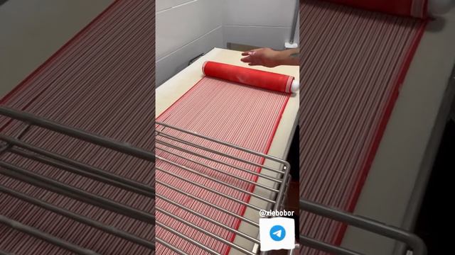 Скоро Новый год!! это наш новый ролл с клубничным круассаном и маскарпоне на новогодней елке смотреть онлайн