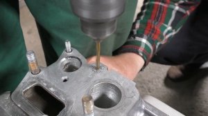 Как и чем выкрутить обломанную шпильку внутри отверстия ? Экстракторы .