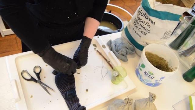 Гном из бетоной смеси от Onega Flora & Kuriosa смотреть онлайн