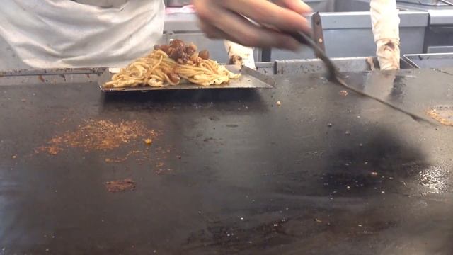 Я.У.Е. - Жареная лапша в стиле Teppanyki, Уличная еда в Японии...