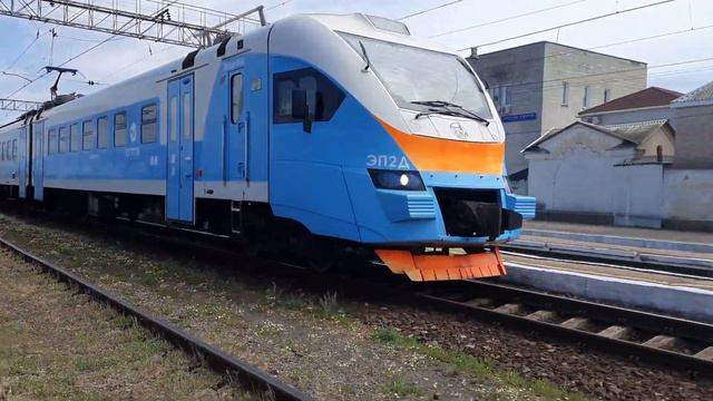 ЭП2Д-0111 проследует станцию Евпатория-Товарная майским днём + очень приветливый помощник [КЖД 2021 смотреть онлайн