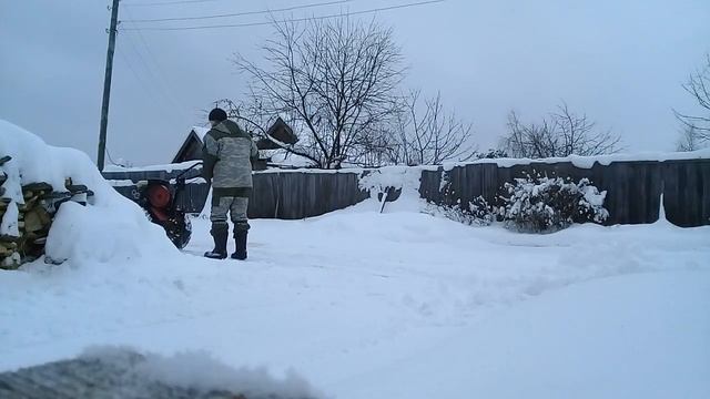 Уборка снега мотоблоком ОКА с отвалом. смотреть онлайн