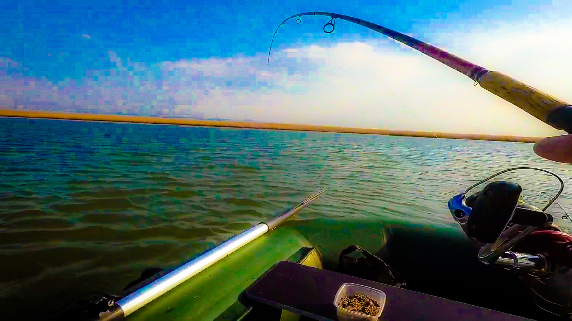 РЫБАЛКА С ЛОДКИ. ЭТА СНАСТЬ ВЫЛОВИТ ВСЮ РЫБУ. ВОТ ЭТО КЛЕВ смотреть онлайн