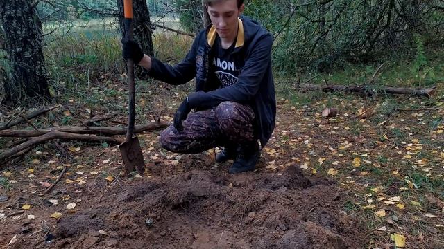 Землянка у реки #10. Доделываю пол. Начинаю обустройство вокруг землянки. смотреть онлайн