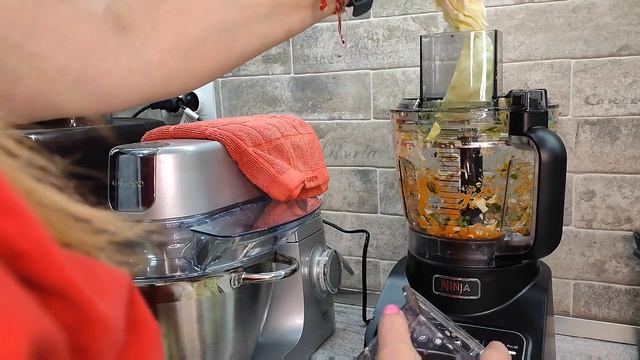 Салата зеле с моркови в кухненски робот Ninja смотреть онлайн
