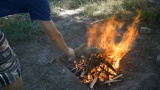 выезд за город на природу .жарим сосиски на костре . смотреть онлайн