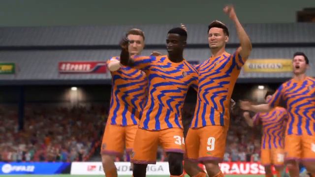 FIFA 22 - Moukoko finishes off a quick counter for his first of the season смотреть онлайн