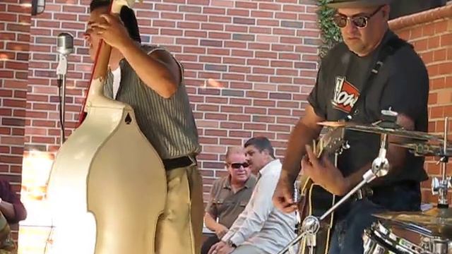 Swinging 8 Balls with Bebo on Slap Bass and lead vocals 'Just Because" смотреть онлайн
