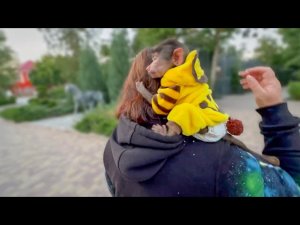 Люся просто ЕЗДИТ у нас с Владом НА ШЕЕ по парку!