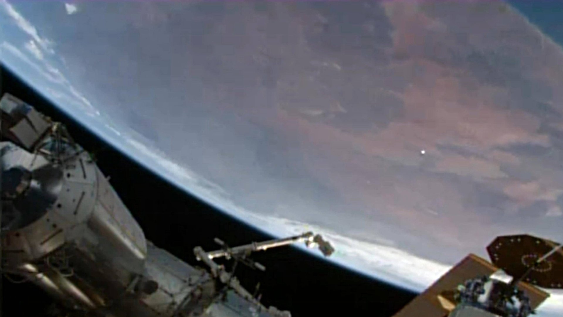 Реальные и Свежие видео НЛО! Камеры с МКС сняли на видео НЛО в космосе! Лето 2024 года смотреть онлайн