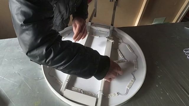 Круглый торцевой лайтбокс. Изготовление наружной рекламы. Принцип сборки вывески смотреть онлайн