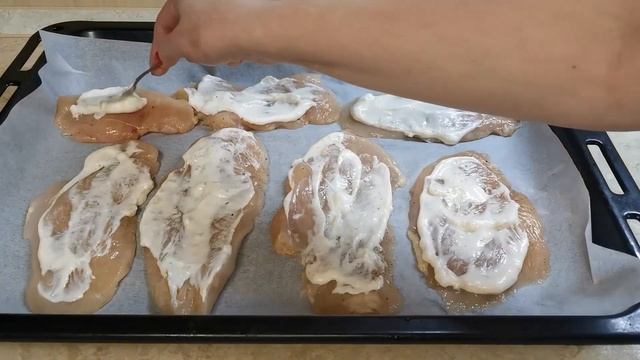 Сочное Куриное Филе с орехами, сыром и солёным огурцом в сочетании с чесночным майонезом смотреть онлайн