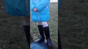 Мальчик Рома в шортах и в куртке осенью. Пипец!!!!!