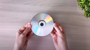 Старые диски, плёнка, ткань и картон. Знакомые просят сделать им в подарок. Идея корзиночки