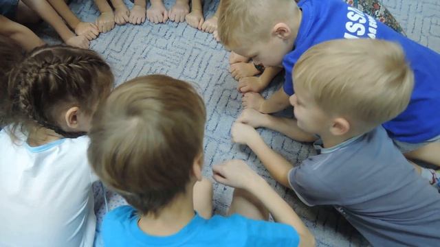 Песенка игра «Кулачок на кулачок»