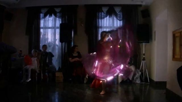 Танец со светодиодными крыльями. Световое шоу смотреть онлайн