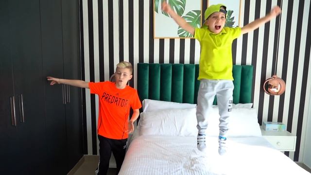 А мама нас просила НЕ открывать эту ДВЕРЬ...Woke up something in a secret room ... смотреть онлайн