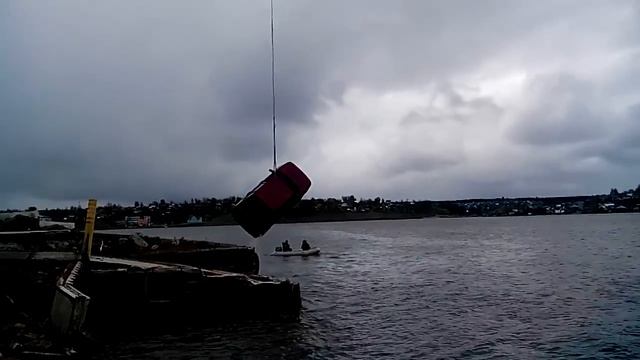 Упавшую с добрянского причала машину достают из воды смотреть онлайн