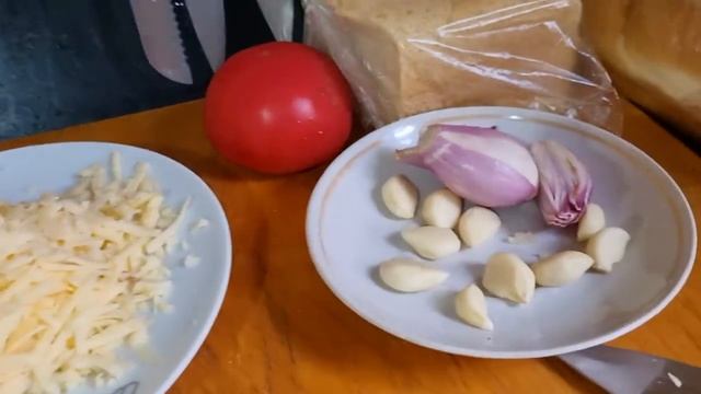 Вкуснейшие горячие бутерброды и жареная  колбаска на завтрак !