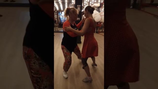 Tango class Boleos y Giro. Adornos Center Elvira y Anastasia смотреть онлайн