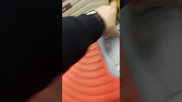 пластиковый чемодан белый оранжевый смотреть онлайн