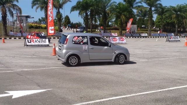 satria red baron vs suzuki ignis - ultra racing gymkhana super gt 2012 смотреть онлайн