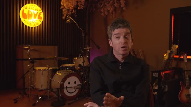 Noel Gallagher | Serving the song with V Collection (Explicit) смотреть онлайн