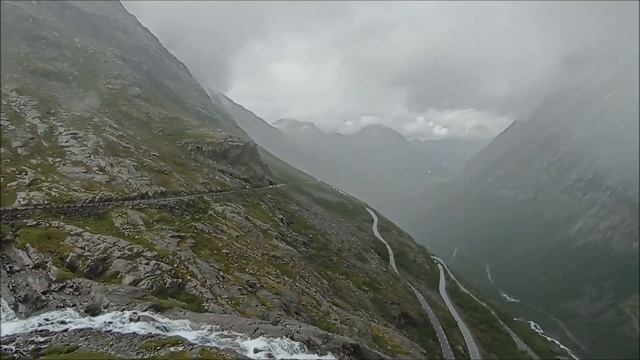 Road trip moto 2022 - Panorama de la route des trolls vue d'en haut - Trollstigen Norvège смотреть онлайн