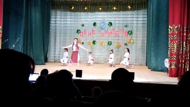 Красивое поздравление с Днём Учителя. Стих и танец) смотреть онлайн