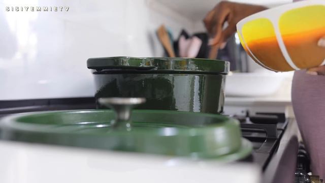 WHAT I FEED MY NIGERIAN FAMILY ON A SUNDAY | Vlogmas Day 5 смотреть онлайн