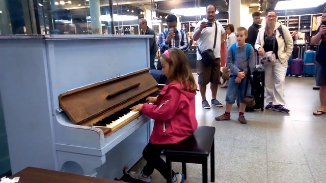 ДЕВОЧКА СЫГРАЛА НА ПИАНИНО ► ПРОХОЖИЕ НА ВОКЗАЛЕ В ШОКЕ