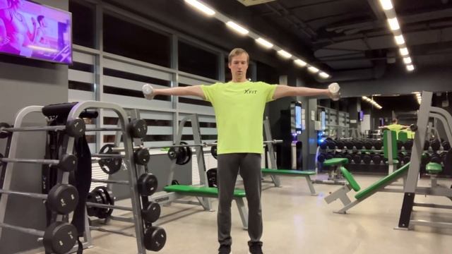 Удержание гантелей прямыми руками / Dumbbell straight arm hold смотреть онлайн