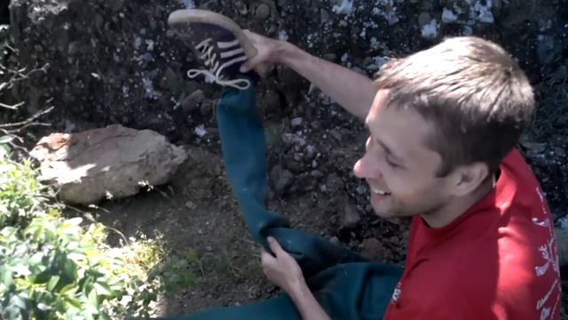 Упал со скалы, сломал вроде ногу!!! смотреть онлайн