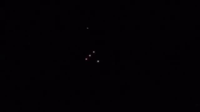 19.09.2015 11:23 Pm, Flota De Naves Messengers Saliendo De Portal En México.