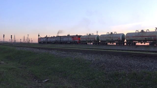 Прибытие 3ТЭ10М-1130 с грузовым поездом на станцию смотреть онлайн