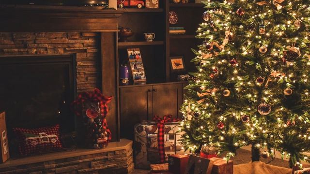 Relaxing Christmas Instrumentals with Christmas Tree & Fireplace Background смотреть онлайн