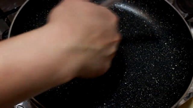 #БЛИНЫ / #БЛИНЧИКИ САМЫЙ КРУТОЙ РЕЦЕПТ ВКУСНЫХ И АЖУРНЫХ БЛИНОВ НА МОЛОКЕ И ГАЗИРОВАННОЙ ВОДЕ! смотреть онлайн