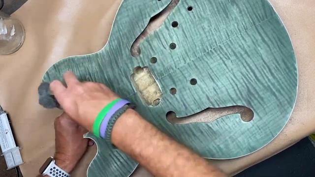 Building a StewMac ES-335 Kit - Part 4 - Dyeing the Flamed Maple Top смотреть онлайн