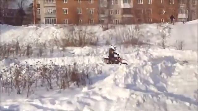 Зимний мотокросс. Прохождение поворотов. смотреть онлайн