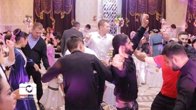 ДРУЗЬЯ ЖЕНИХА ВЗОРВАЛИ НА ТАНЦПОЛЕ НА СВАДЬБЕ. смотреть онлайн