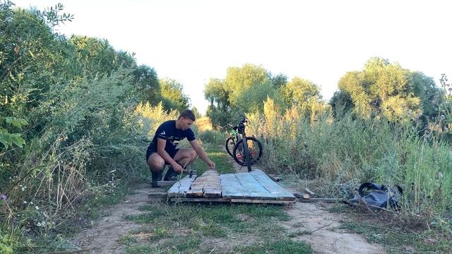 Постройка рыболовного мостика на пруду! Вот это мост!