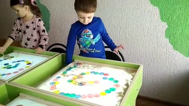Песочная анимация. Рисуем песком. Детки рисуют песком. Музыкальная минутка с танцамм. Волшебный смотреть онлайн